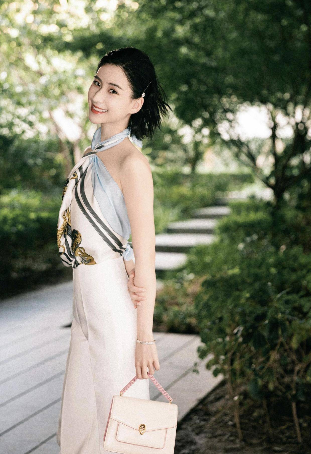 亮片|何超莲不愧是豪门千金，穿着一件薄纱亮片上衣配阔腿裤，高级洋气