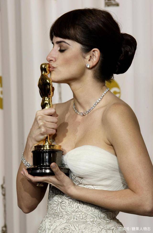 哈维尔·巴登|阿汤哥和麦康纳都曾拜倒在她裙下，老公是西班牙男神，如今怎样了？