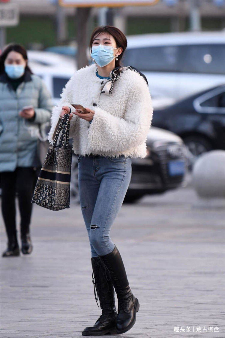 个性|修身牛仔裤可以搭配长靴，也可以搭配短靴，更好衬托自信