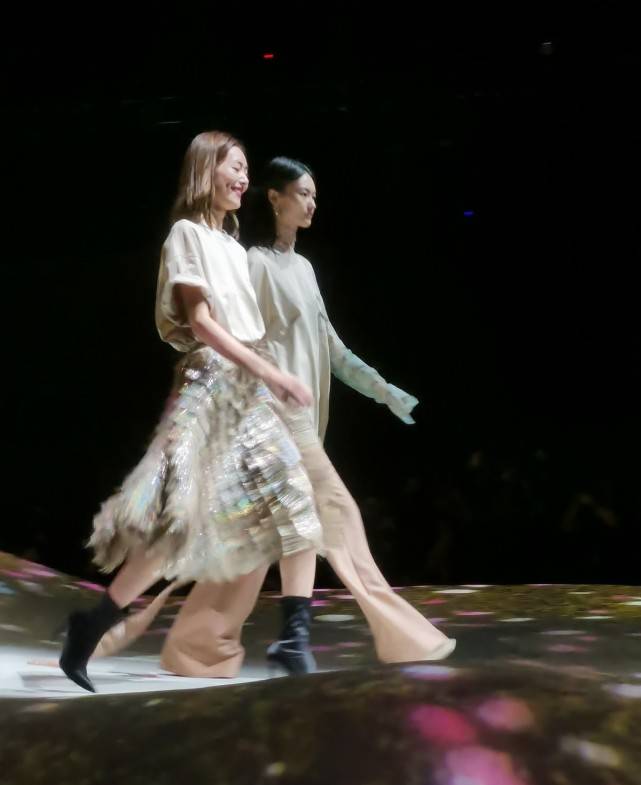 任达华|任达华女儿正式出道！和刘雯走秀摆臭脸，颜值一般穿国货却超美