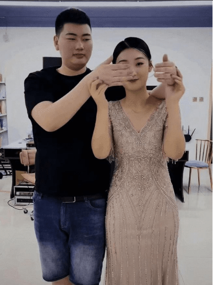 整体|大衣哥儿子为爱妻高调庆生，儿媳穿深v镶钻礼服亮相，身材够婀娜