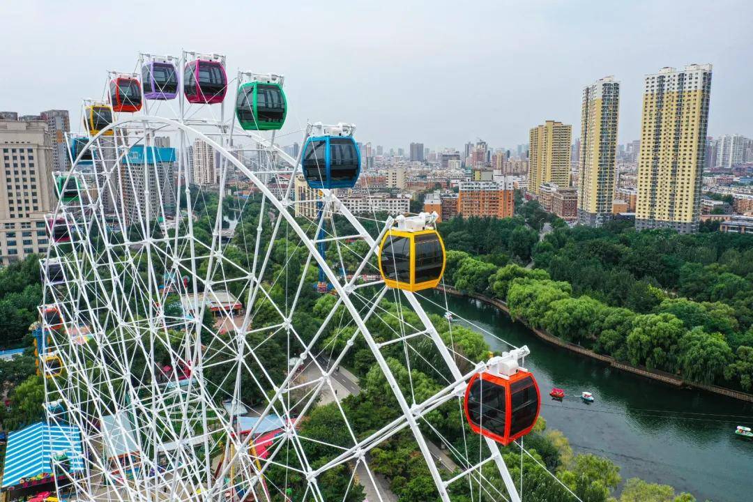 升级后的摩天轮高度和轿厢数量与原来保持一致,轿厢内安装空调,提高了