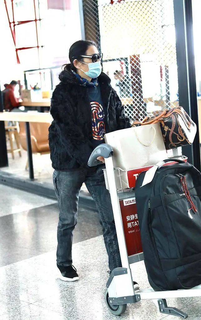 女士|62岁倪萍打扮低调又时髦,黑色外套搭卫衣,修身裤都能穿出褶皱感