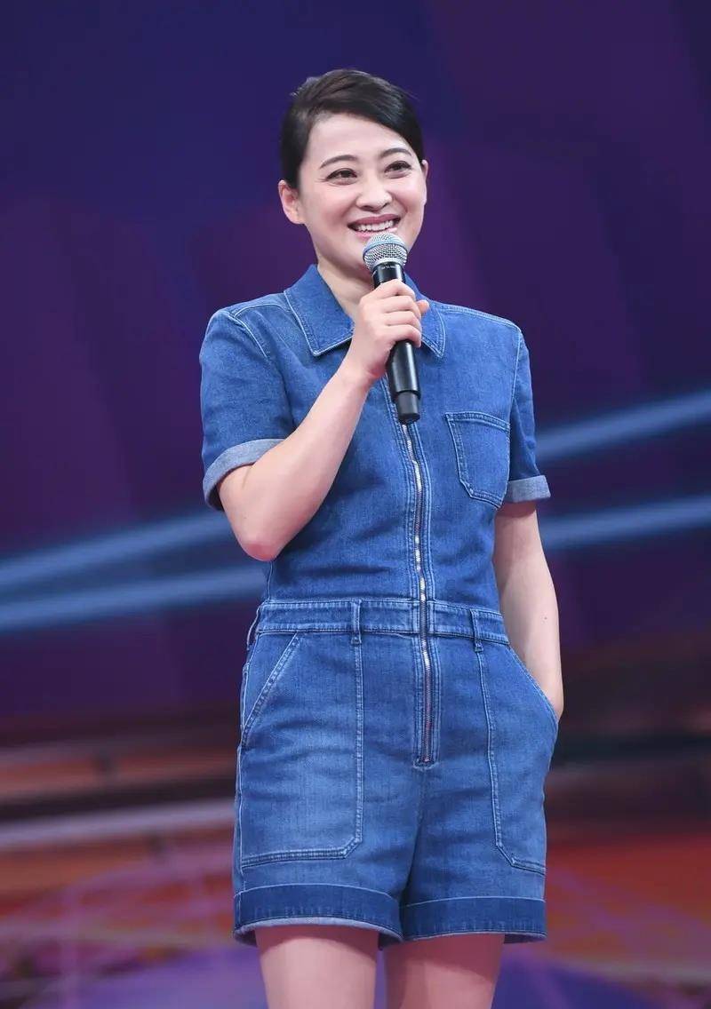身材|46岁梅婷好会穿 牛仔连体裤穿出少女感“腿龄”最多26
