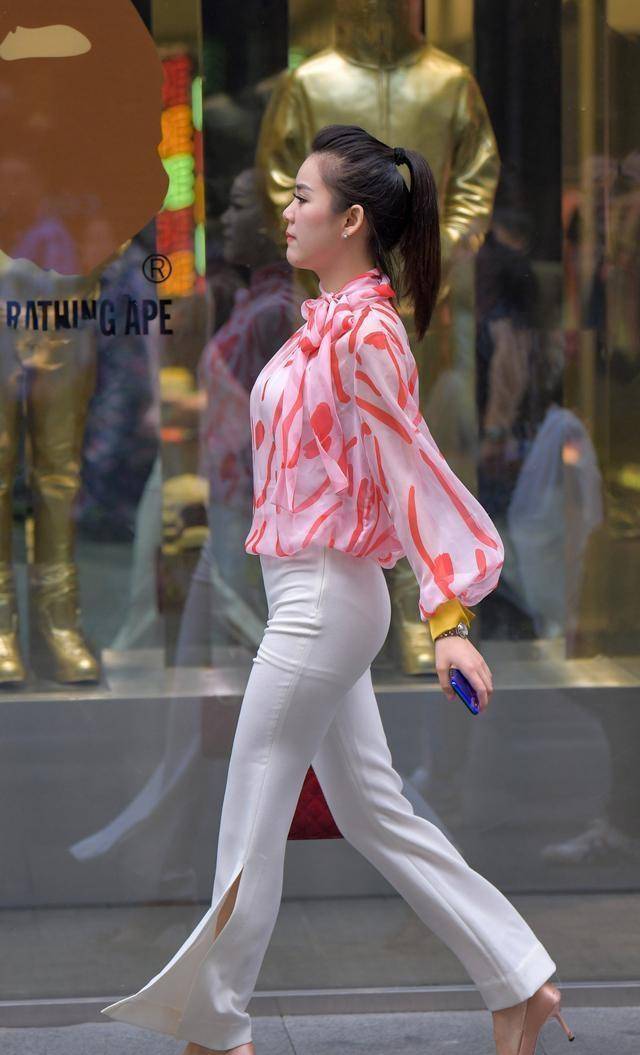 变化|白色清新吊带搭配黑色修身打底裤,身材火爆,气质复古动人