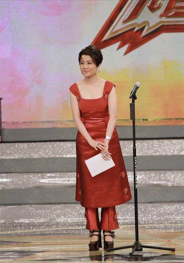 梁安琪|梁安琪不愧是“赌王四太”，穿红色连衣裙神采奕奕，哪像61岁的人