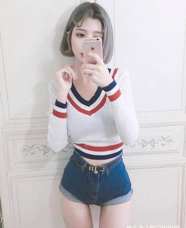 显得|牛仔裤的穿着彰显时尚女人优雅的姿态，穿起来超级修身