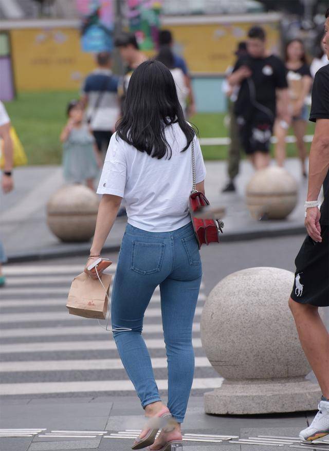 显得|穿上时尚美女最爱的打底裤装扮，显得青春又减龄，修身显瘦