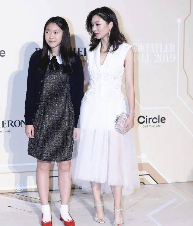 张艺谋|张艺谋夫妇同框 陈婷穿粉裙美得像“公主”差31岁的爱情佳话
