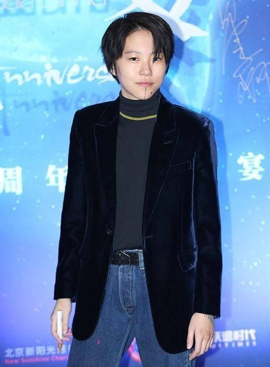 叛逆|窦靖童换长发就不再叛逆了？她的穿搭告诉我们，她还是喜欢中性风