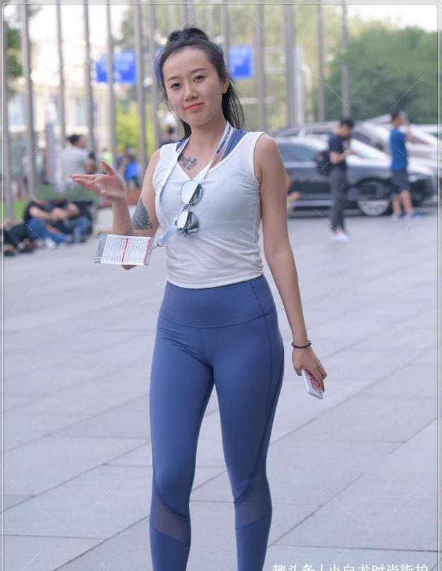 好身材|瑜伽裤和牛仔短裤，都是简单易搭的时尚单品，修饰显瘦凸显好身材