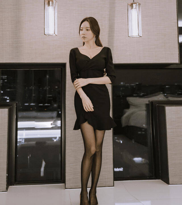 黑色|黑色百褶修身连衣裙搭配职业女性，呈现更加成熟优雅的气质，端庄