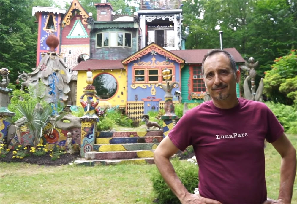 61岁大爷花33年建造“糖果屋”，将55㎡木屋，变成464㎡童话城堡