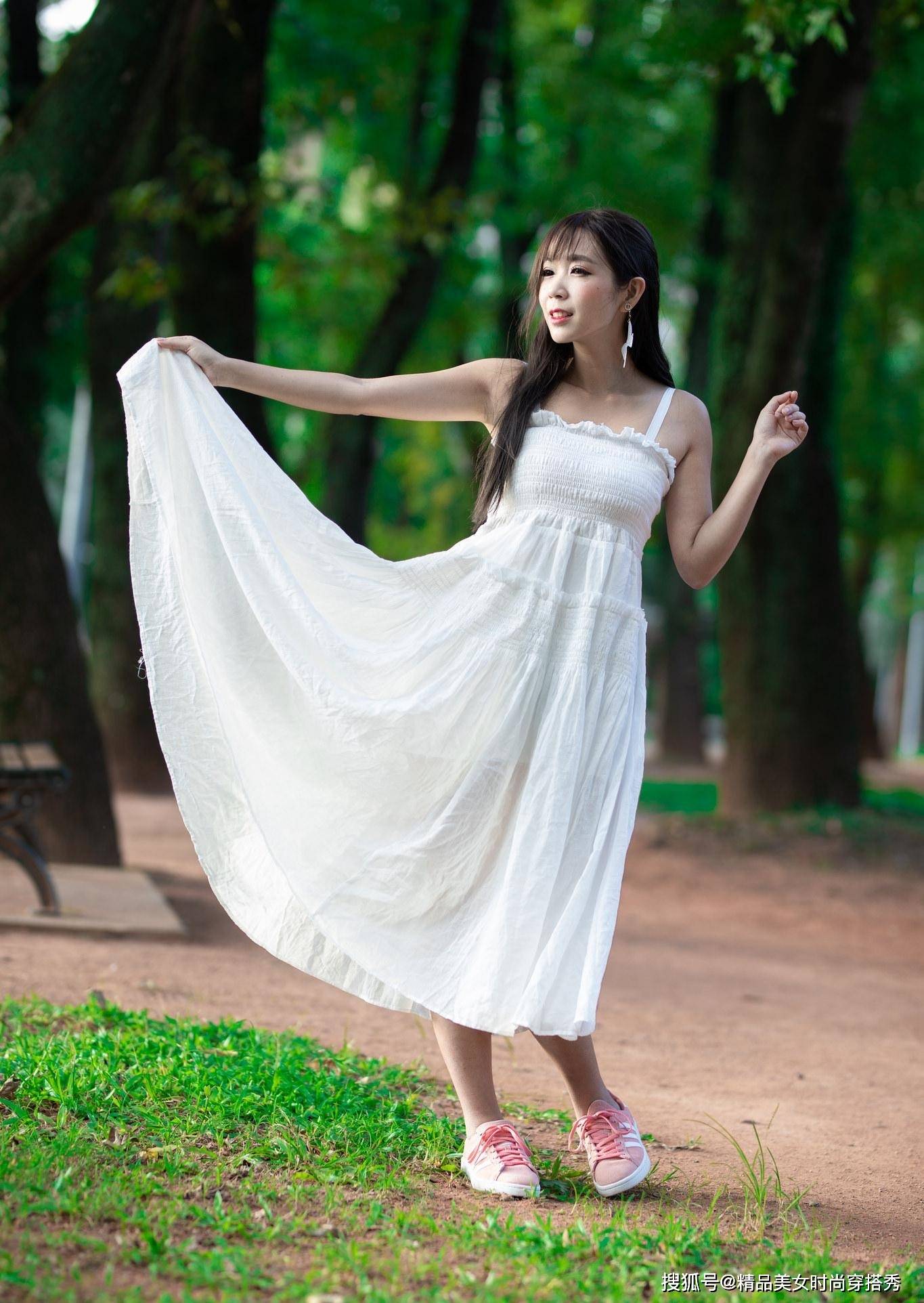 设计|白色吊带连衣裙，清凉又舒适，轻松穿出小清新范