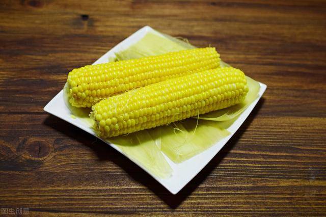 方法|煮玉米只加清水是错的，难怪不好吃，多加2样东西，更香甜更软糯