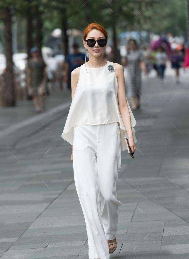 郭碧婷|白色时尚运动鞋搭配白色休闲打底裤,修饰腿型,增加女性的美感