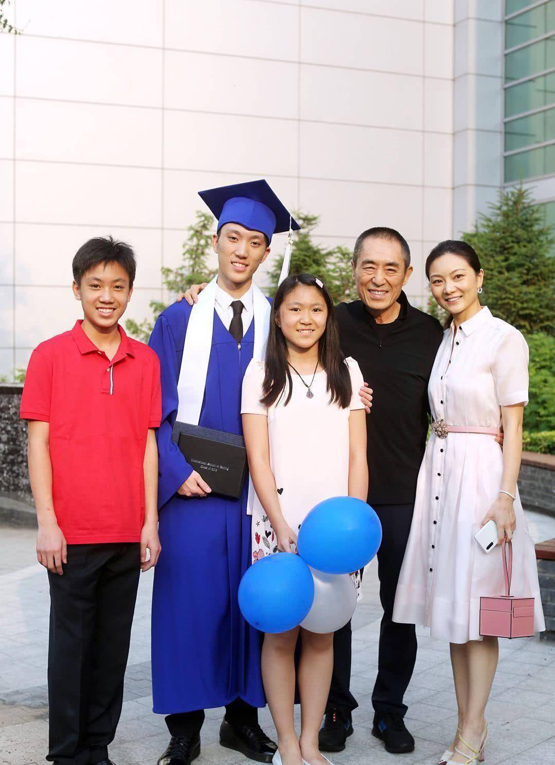 张艺谋|张艺谋夫妇同框 陈婷穿粉裙美得像“公主”差31岁的爱情佳话