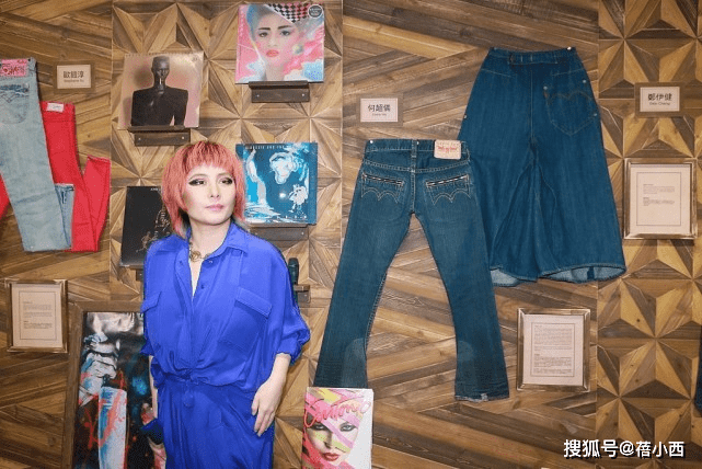 叛逆|赌王女儿何超仪不走寻常路，以“叛逆打扮”为美，橘+蓝穿搭好酷