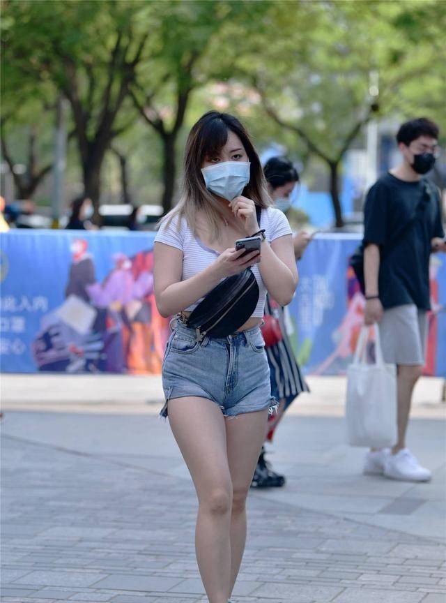 运动鞋|小姐姐浅蓝色毛边牛仔短裤，搭配一款黑色修身小吊带，时尚又美丽