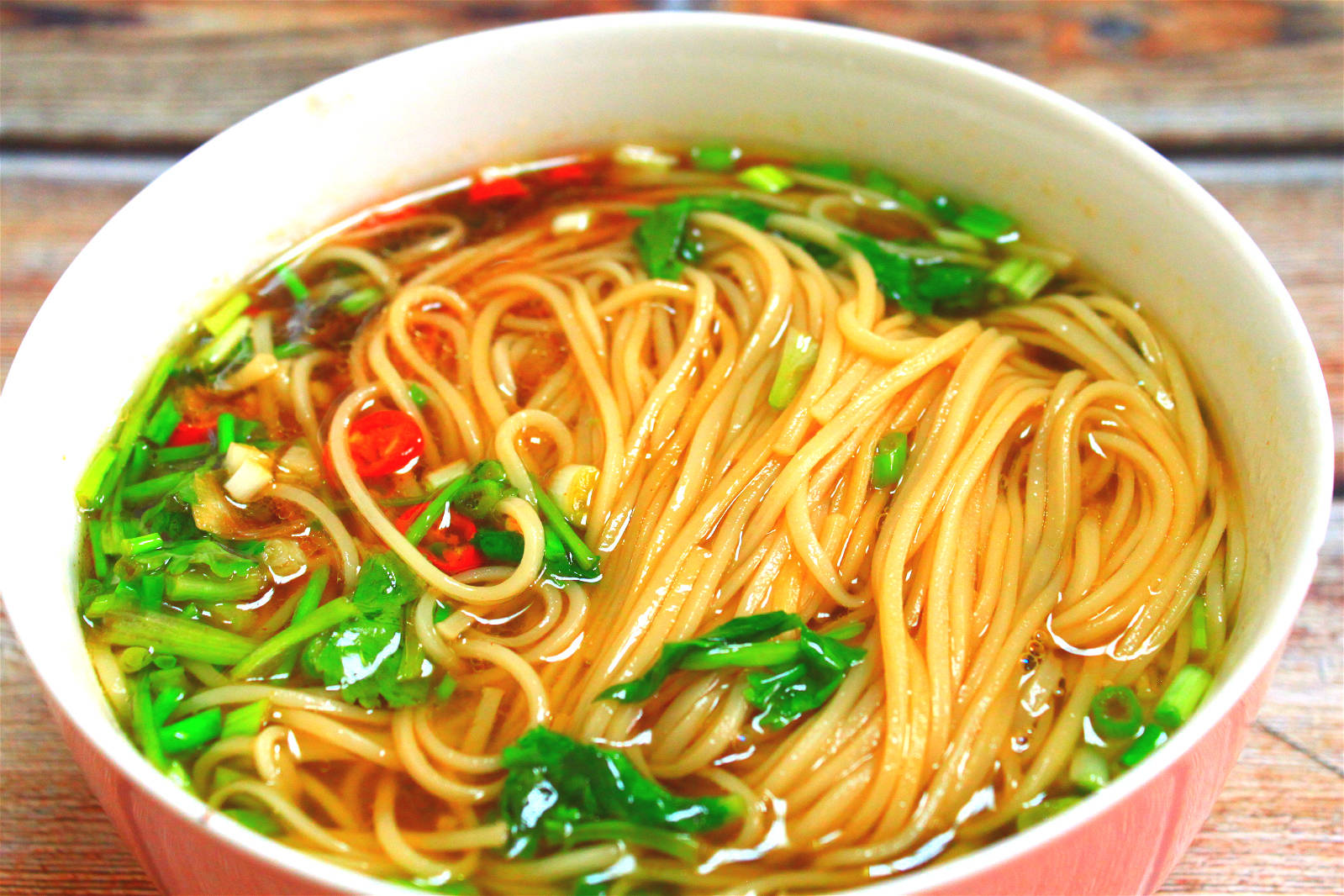 一,【热汤面】主要食材:挂面,大蒜,小米椒,葱花,香菜1,大蒜拍碎切成蒜