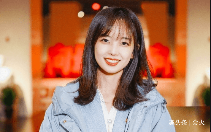 王冰冰|李思思王冰冰罕见同框！私下背稿子表情严肃，讲起段子耍宝搞怪
