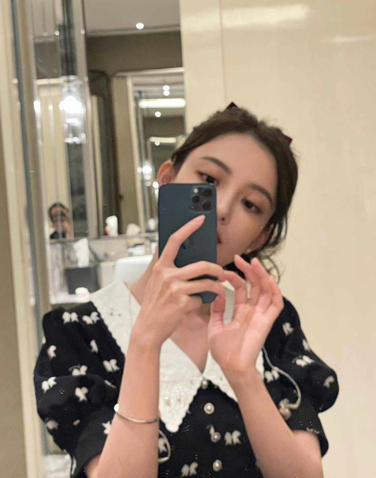 真会|汪小敏真会穿！印花连衣裙，尽显文艺女神范
