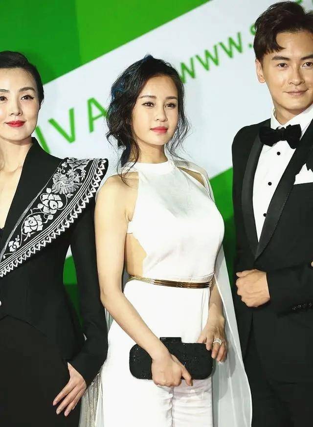 母其弥|“瑜伽女神”母其弥雅好美 穿白色礼服秀身材 发型凌乱气质不减
