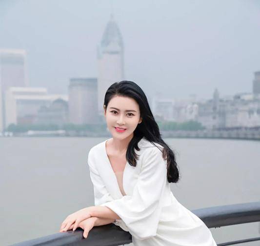 材质|亚洲小姐冠军吴丹好高级 白色V领裙穿出轻奢感 颜值是重点