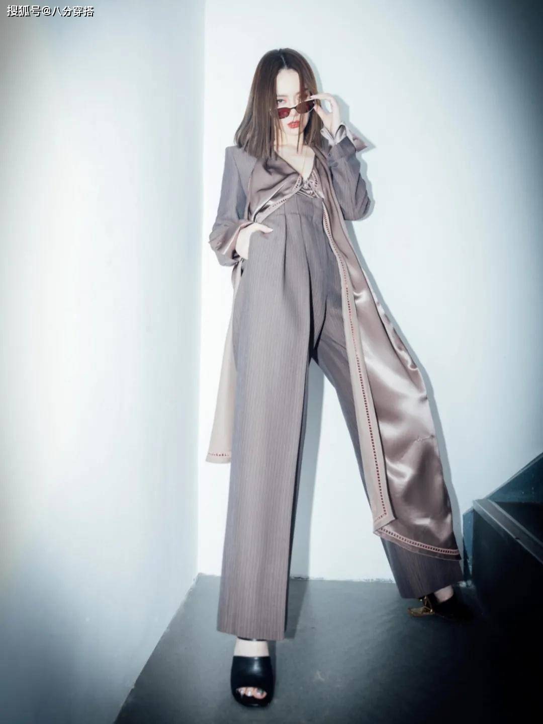 卫衣|戚薇又不好好穿衣了，穿个性连体裤大方秀气质，惊艳又有气场