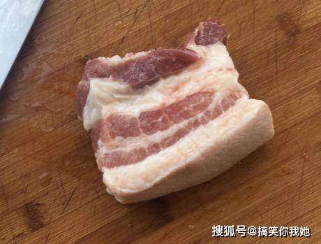 做法|红烧肉秘制做法,不加酱油不焯水,色泽红亮肉软糯,吃一次就上瘾
