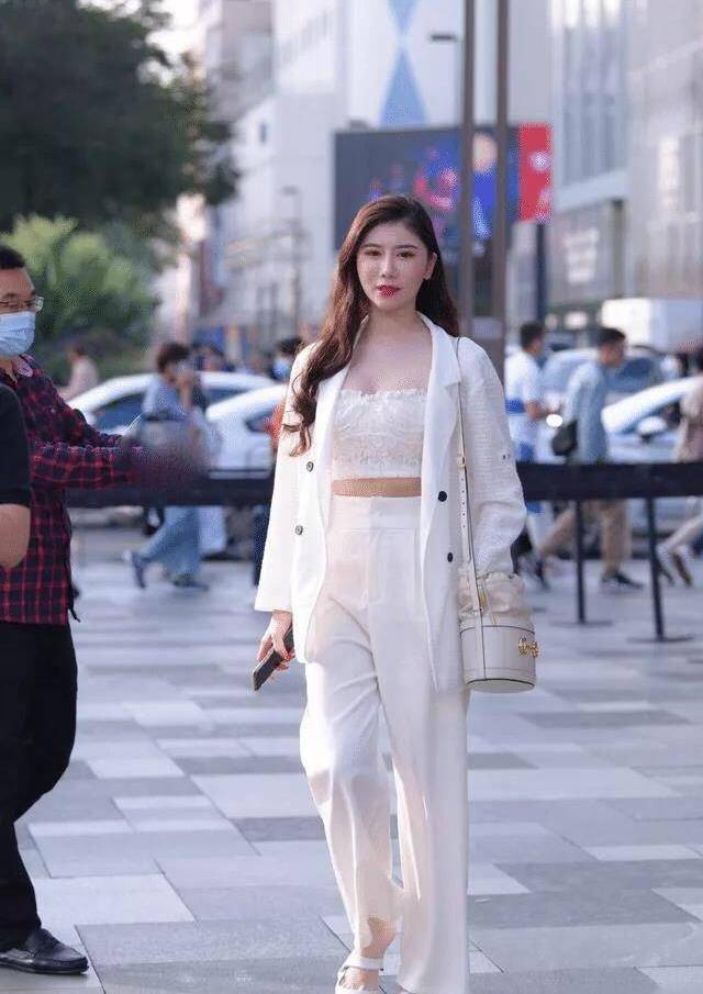 感觉|白色西服套装，叠穿更有层次感，干练又时尚