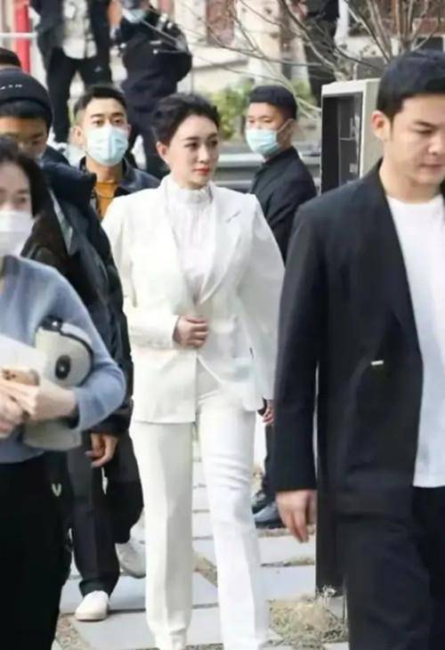 身材|44李小冉遇中年危机 肩宽体胖显富态 白西装配凉鞋很独特