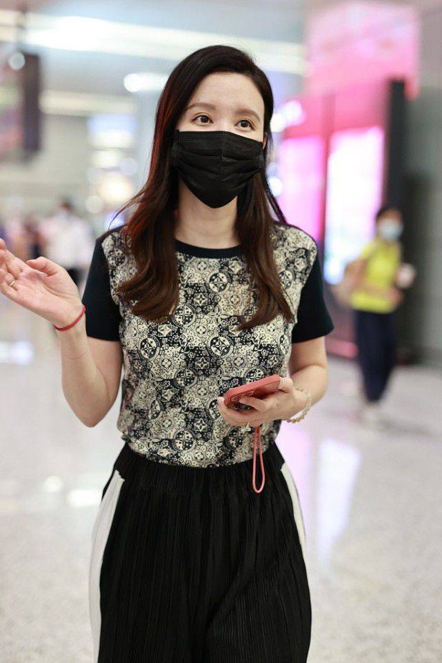 张萌素颜出镜也挺美接地气的造型平易近人但鞋子却选错了