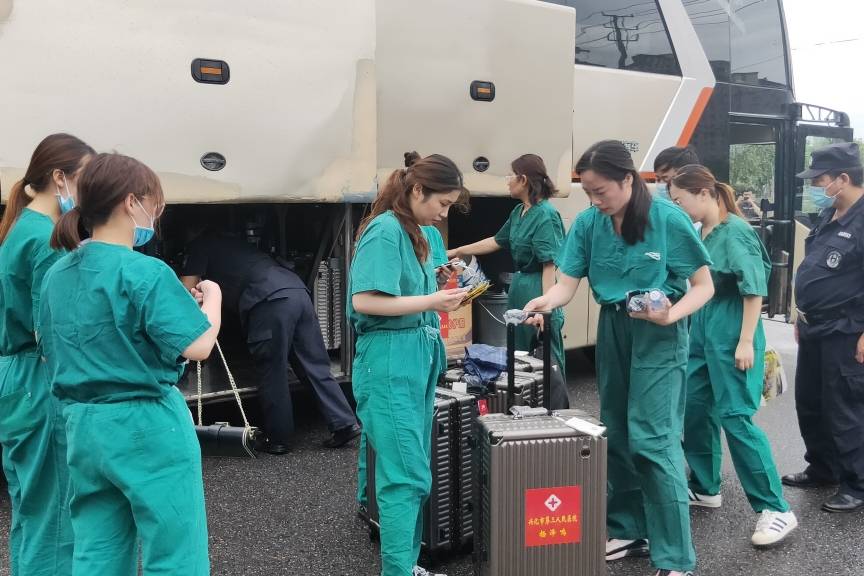 医护|兴化市第三人民医院开展全体医护、医技人员穿脱防护服培训考核活动