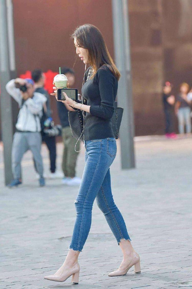 高跟鞋|女人都爱紧身牛仔裤，修身显瘦，搭配高跟鞋更加精致