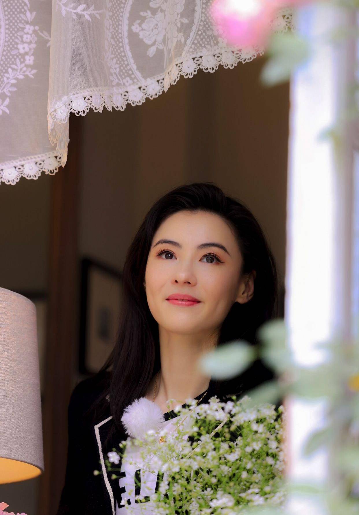 张柏芝身穿黑色西装搭配牛仔裤清新减龄值得少妇们借鉴