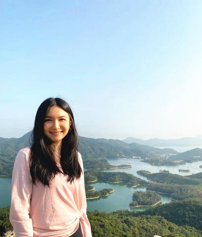 服装|关礼杰女儿关枫馨，搭配简约服装气质不凡，外籍男友又高又帅