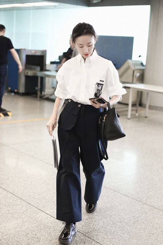 少女|董洁扮嫩技巧太自然，用简单白衬衫配牛仔裤，优雅中不乏少女感