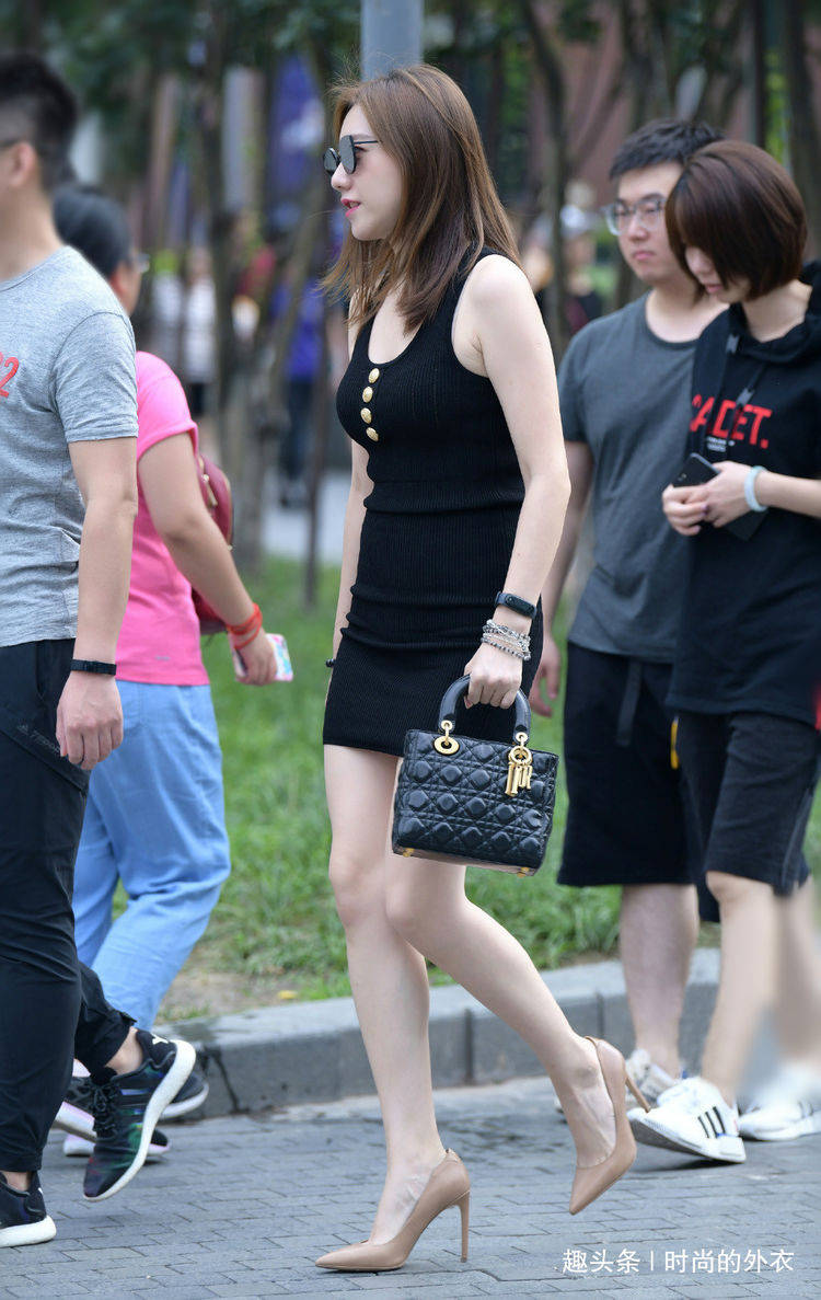女生|初夏约会穿搭，修身短裙装让你的造型显得靓丽又优雅