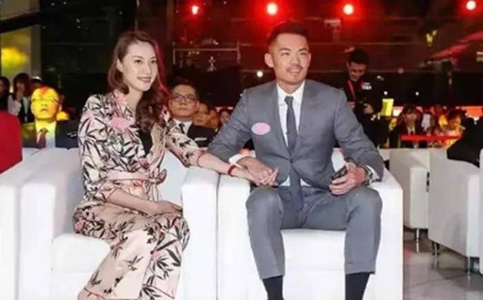 贵妇|谢杏芳和儿子晒游玩照 穿白色衬衫走“贵妇”风，手表价值不菲