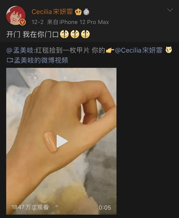 假发|女明星扮美挺拼，假发片只是常规操作，“假肩膀、假皮肤”才够狠