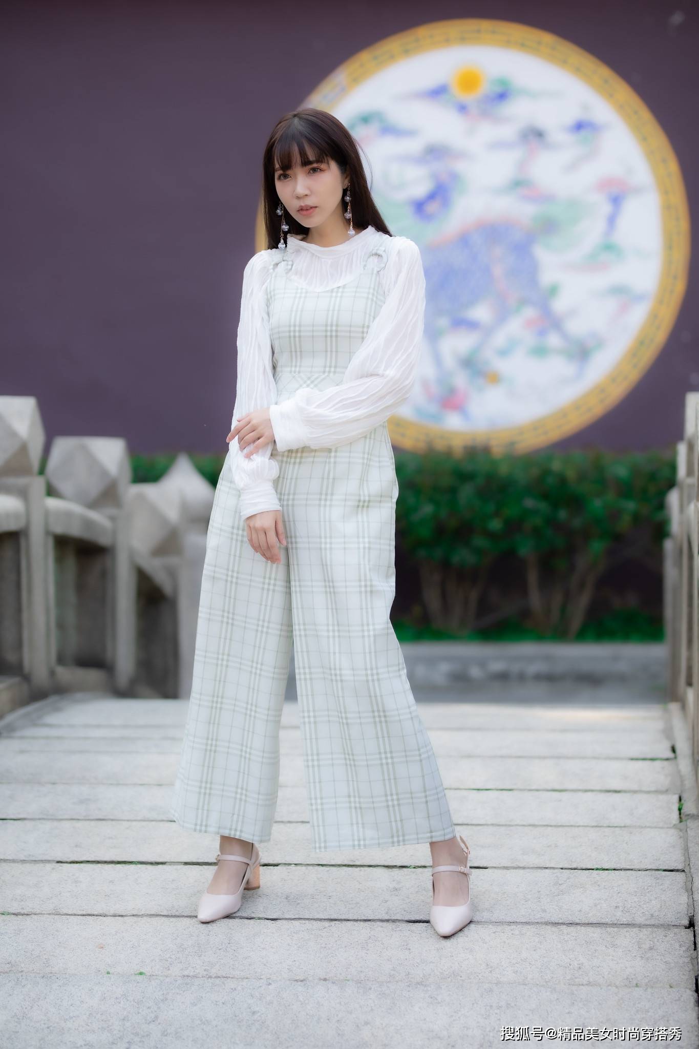 吊带|小姐姐身穿格子连体裤，干练优雅气质，妥妥的精致女神