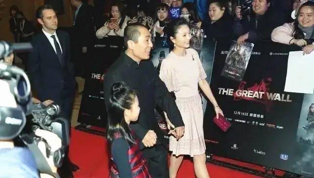 张艺谋|张艺谋夫妇同框 陈婷穿粉裙美得像“公主”差31岁的爱情佳话