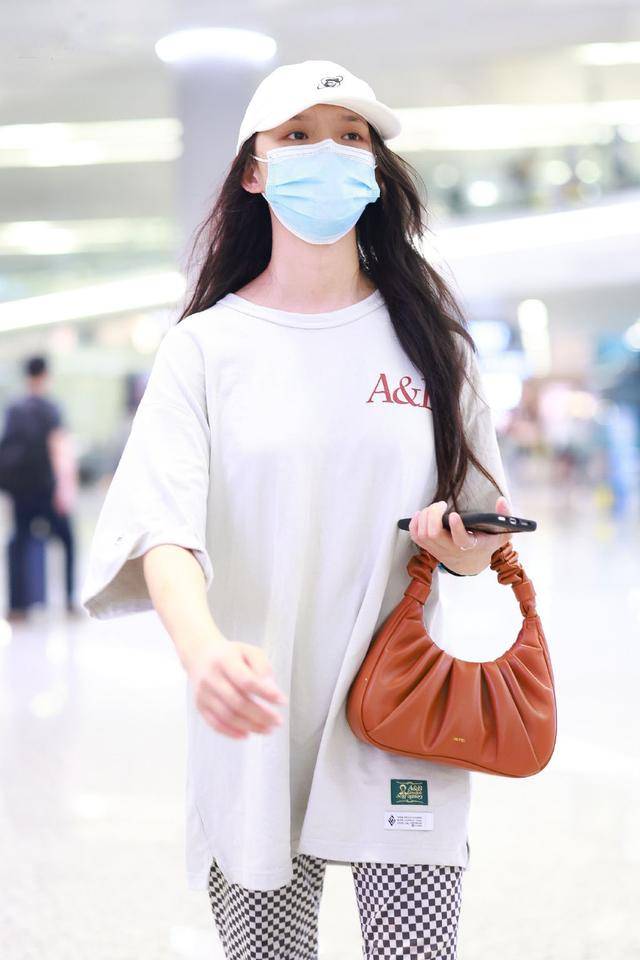 校园|星爷眼光真好，林允穿“白T+阔腿裤”扮校园女神，宛如初恋般清纯