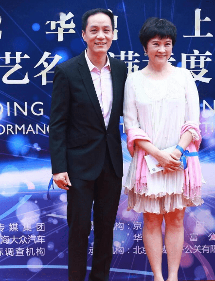 冯远征|梁丹妮一看就很幸福，和冯远征同戴情侣项链，穿着粉嫩不服老