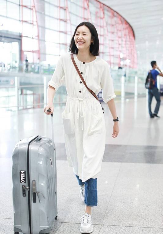 西裤|陶虹真有品味！用裙子搭配阔腿裤，不仅不显邋遢，反倒穿出洒脱美