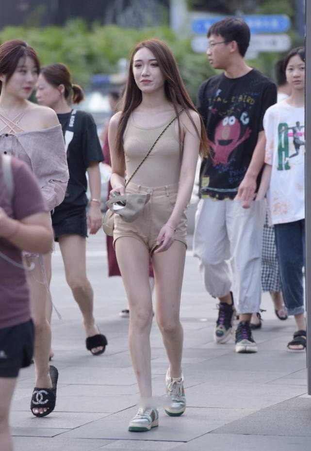 运动鞋|上衣塞进热裤不仅减龄，修饰腿长突出时尚感，搭运动鞋尝试新风格