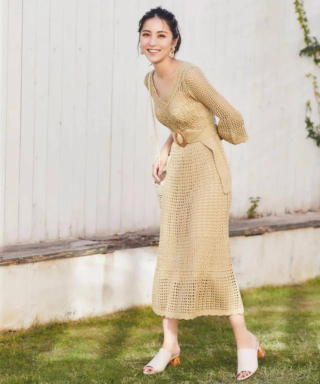 浅色|立秋时节适合简单气质的穿搭,35岁以上照着穿,优雅又高级!