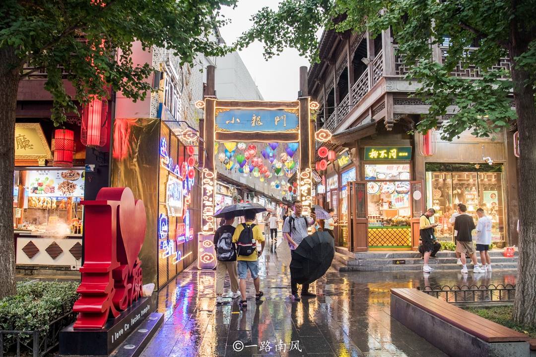 南京小龙门网红街，不少游客来拍照，外表并不显山露水