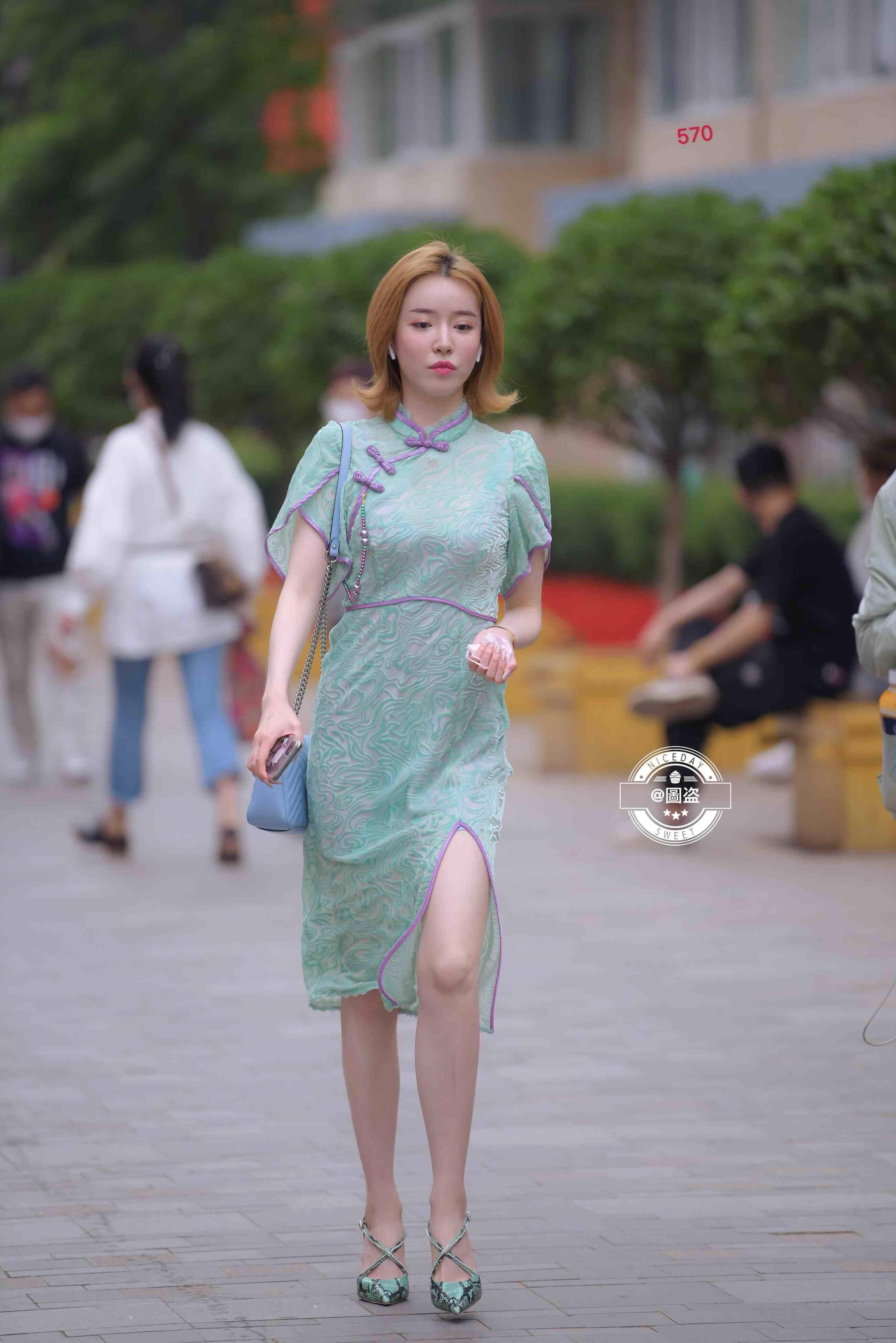 条纹|时髦百搭的连衣裙穿搭上身很自然，衬托修长的美腿，新颖时尚